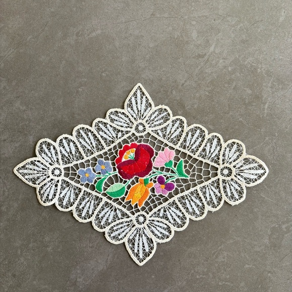 Embroidery, Table Centerpiece, Richelieu
Lacework with Hungarian, Kalocsa-style - Picture 4 of 4